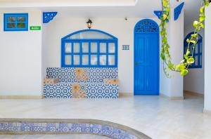 a room with blue doors and a tile floor at Casa Caribe Colonial in Barranquilla