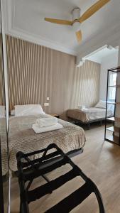 a bedroom with two beds and a ceiling fan at Oak Lodge - Oakplaces in León