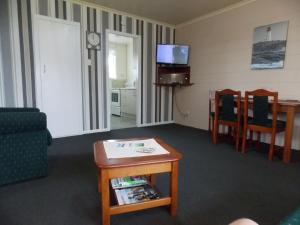 TV a/nebo společenská místnost v ubytování Rangiora Lodge Motel