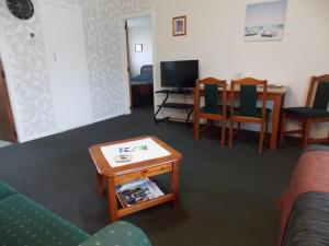 TV a/nebo společenská místnost v ubytování Rangiora Lodge Motel