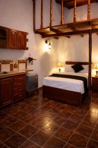 ein Schlafzimmer mit einem großen Bett und eine Küche in der Unterkunft Epoca Iquitos in Iquitos