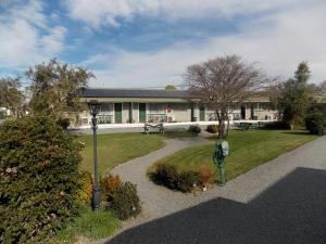 a house with a pathway leading to a yard at Rangiora Lodge Motel in Rangiora