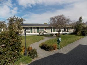 una casa con un camino que conduce a un patio en Rangiora Lodge Motel en Rangiora