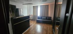 a living room with a blue couch and a mirror at Fokus-pokus in Piotrków Trybunalski +3 photos