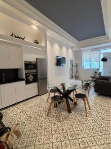 a kitchen and a living room with a glass table at Alojamiento Lope d vega in Alba de Tormes