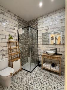 a bathroom with a shower and a toilet and a sink at Alojamiento Lope d vega in Alba de Tormes