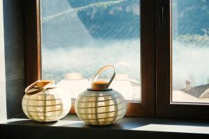 two vases are sitting on a window sill at Marchena de los Olivos in Peñolite