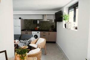 a living room with a couch and a kitchen at Marchena de los Olivos in Peñolite
