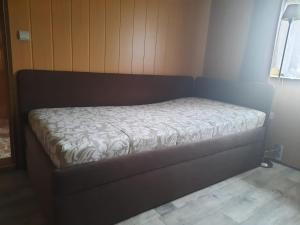 a small bed in a room with a bedskirtspectspectssenalsenalsenalsenal at Ferienwohnung Brockenblick in Halberstadt