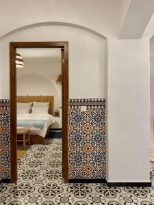 a bedroom with a bed and a mirror at Casa Norte in Tétouan