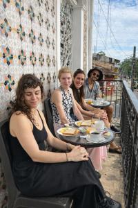 Eine Gruppe von Menschen sitzt an einem Tisch und isst Essen in der Unterkunft Epoca Iquitos in Iquitos