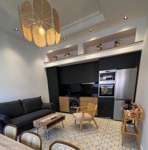 a living room with a couch and a table at Alojamiento EL ESPOLON in Alba de Tormes