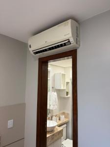 a bathroom with a air conditioner on the ceiling at Studio no Sudoeste, vista da 1ª Avenida, tudo a pé in Brasília +42 photos