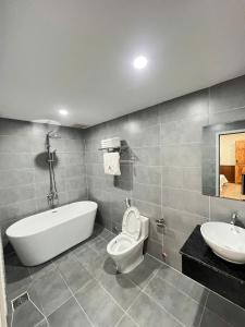 a bathroom with a tub and a toilet and a sink at Hùng Thi Hotel in Cái Răng +35 photos