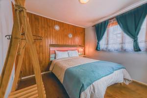 a bedroom with a bed and a window at Algarrobo Cabaña a 2 cuadras Playa El Canelo+Wifi in Algarrobo