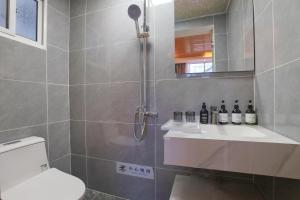 a bathroom with a shower with a toilet and a sink at 大理六悦客栈Dali Liuyue Inn in Dali