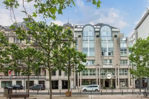 a large building with cars parked in front of it at Garner Hotel Wiesbaden City by IHG in Wiesbaden