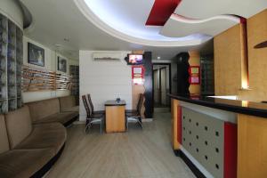 
The lounge or bar area at Hotel Gurukripa

