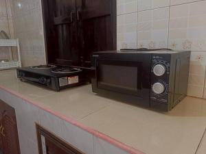 a microwave and a toaster oven on a kitchen counter at Lanta Diamond in Ko Klang