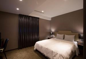 Кровать или кровати в номере Noble Hotel
