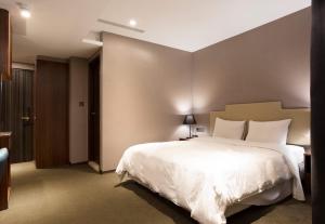 Кровать или кровати в номере Noble Hotel
