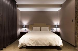 Кровать или кровати в номере Noble Hotel