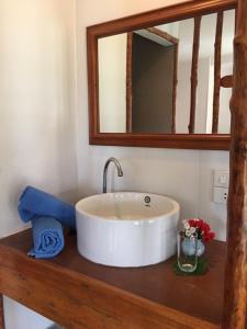 baño con lavabo y espejo en la encimera en Baan Anattaya Koh yao noi, en Ko Yao Noi