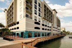 a large building next to a body of water at Courtyard by Marriott Clearwater Beach in Clearwater Beach
