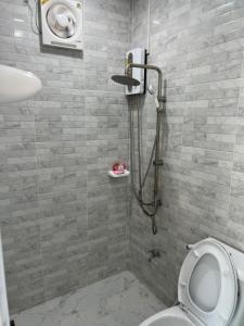 a bathroom with a shower and a toilet at พิงภู ไทรโยค กาญจนบุรี in Sai Yok