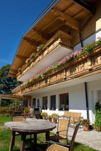 eine Terrasse mit einem Tisch und Stühlen vor einem Gebäude in der Unterkunft Zauchtaler Hof in Altenmarkt im Pongau