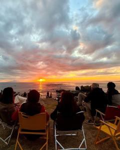 a group of people sitting in chairs watching the sunset at Cielito Hayama 最大10名 海まで10分 テラスBBQ 葉山の空と海と富士山に出会うヴィラ in Hayama +49 photos