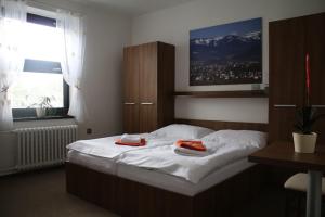 Postel nebo postele na pokoji v ubytování Hotel Pod Radnicí