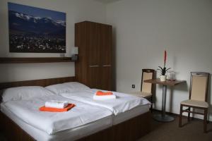 Postel nebo postele na pokoji v ubytování Hotel Pod Radnicí