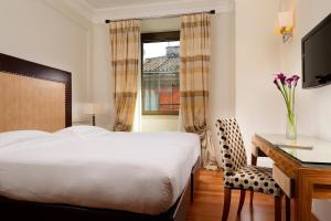 Cama ou camas em um quarto em UNA HOTELS Decò Roma