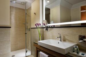 Um banheiro em UNA HOTELS Decò Roma