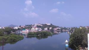 uma vista para um rio com uma cidade ao fundo em Lake face em Udaipur