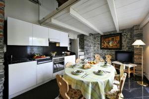 cocina con mesa y sillas en una habitación en Villa Lucia Varenna, en Varenna