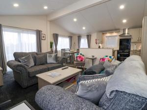 un soggiorno con due divani e un tavolo di Brighter Daze a Bridlington