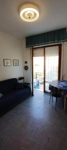 a living room with a couch and a table at nonna flo in Monterosso al Mare