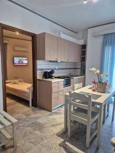 a kitchen and dining room with a table and chairs at Varmy in Ierapetra