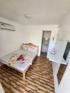 a small bedroom with a bed and a bathroom at Little Zabina Inn in San Juan