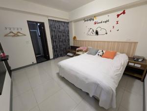 a bedroom with a bed with a dog on it at 礁溪幸福民宿Jiaoxi Happy Homestay in Jiaoxi +6 photos