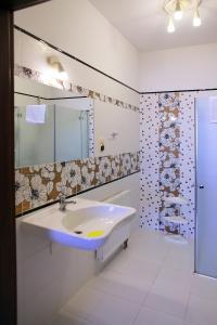 a bathroom with a sink and a shower at Matrioszka Pokoje Hotelowe in Gołdap +23 photos