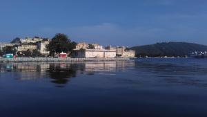 un grande bacino d’acqua con edifici sullo sfondo di Lake face a Udaipur