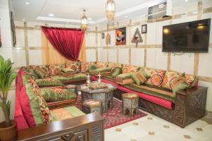 TV a/nebo společenská místnost v ubytování فندق المربع السابع Seventh Square Hotel