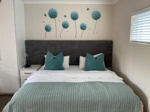 a bedroom with a large bed with green pillows at Bella Vista Lago in Marina da Gama