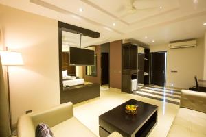 Postel nebo postele na pokoji v ubytování Hotel Grand Visava Lonavala