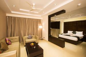 Postel nebo postele na pokoji v ubytování Hotel Grand Visava Lonavala