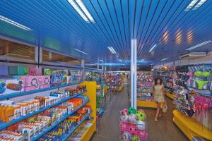 Eine Frau geht durch einen Gang. in der Unterkunft Happy Camp mobile homes in Villaggio Camping Baia Domizia in Baia Domizia