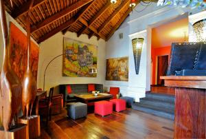 - un salon avec un canapé, une table et des chaises dans l'établissement Rova Hotel, à Antananarivo